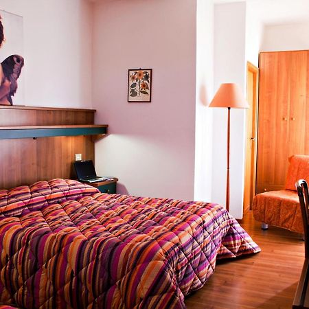 Hotel Los Angeles Assisi Room photo