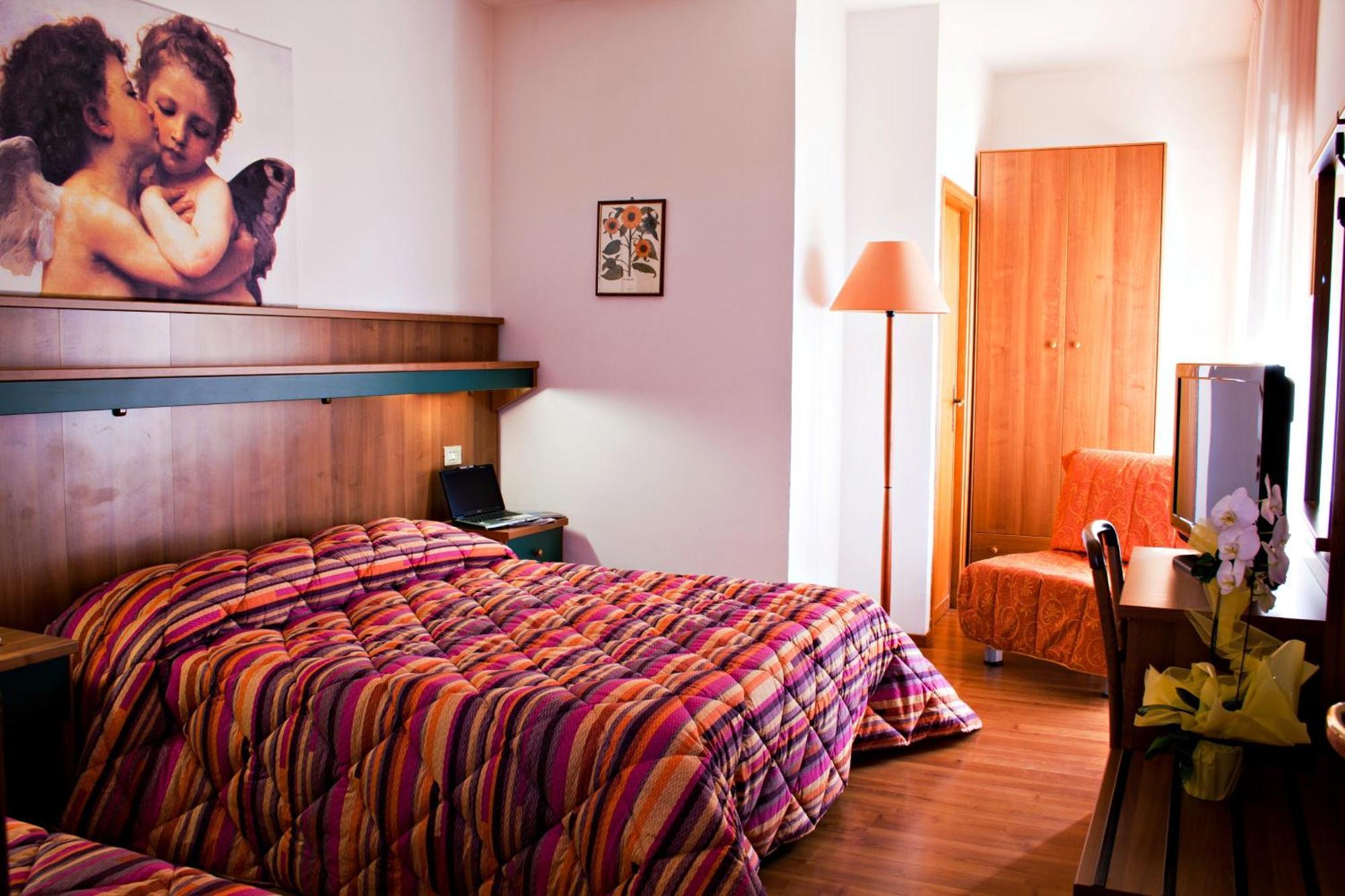 Hotel Los Angeles Assisi Room photo