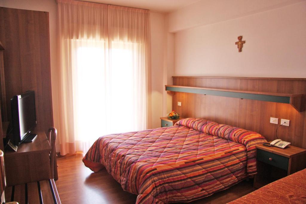 Hotel Los Angeles Assisi Room photo